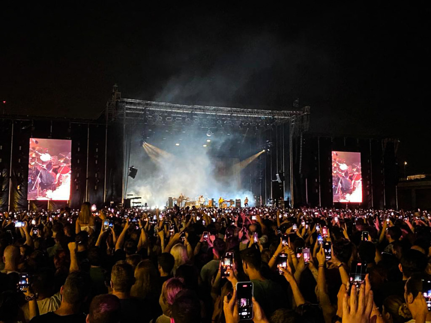 Arctic Monkeys: Ξεσήκωσαν τo κοινό σε μία από τις πιο πολυαναμενόμενες βραδιές του φετινού καλοκαιριού - Βίντεο και φωτογραφίες