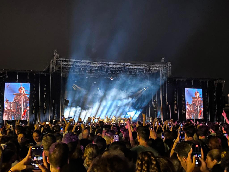 Arctic Monkeys: Ξεσήκωσαν τo κοινό σε μία από τις πιο πολυαναμενόμενες βραδιές του φετινού καλοκαιριού - Βίντεο και φωτογραφίες