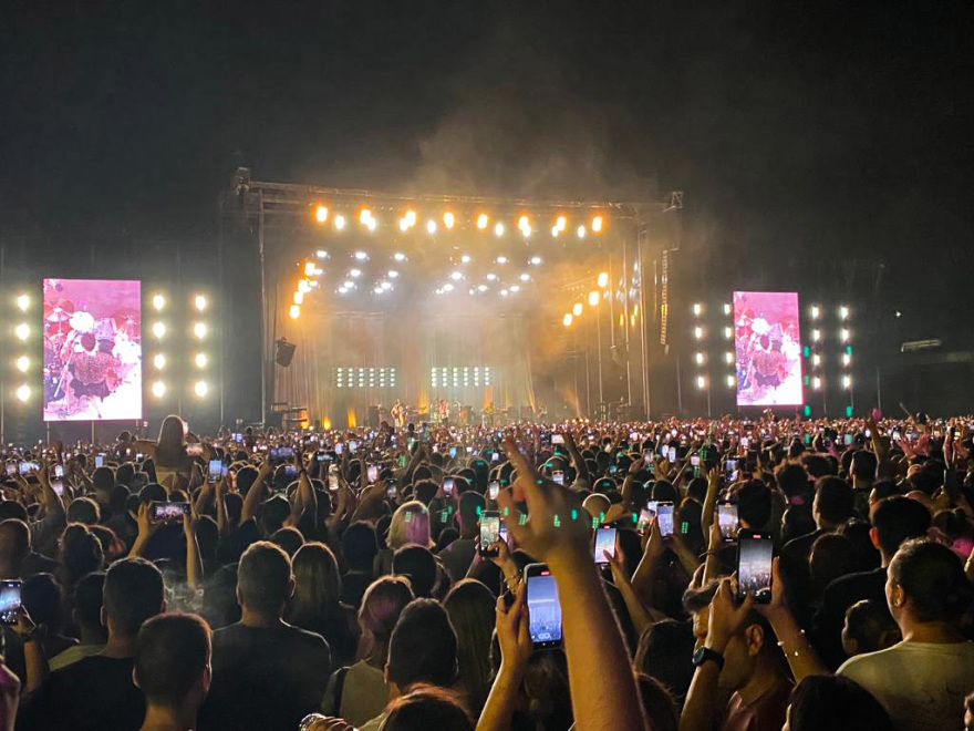 Arctic Monkeys: Ξεσήκωσαν τo κοινό σε μία από τις πιο πολυαναμενόμενες βραδιές του φετινού καλοκαιριού - Βίντεο και φωτογραφίες