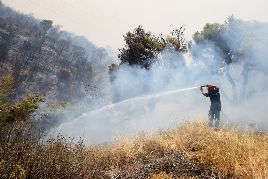 Φωτιές: Συνεχείς οι αναζωπυρώσεις στην Αττική - Μάχη να μην επεκταθούν οι φλόγες προς Πάρνηθα