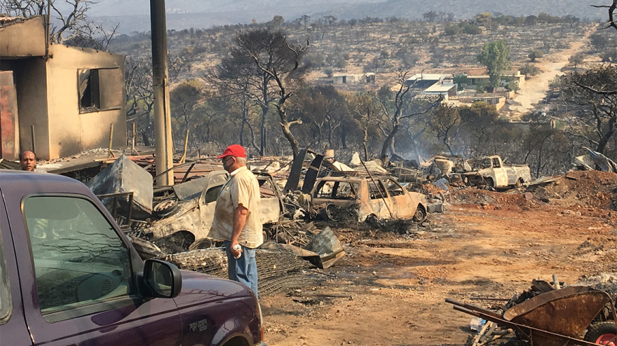 Φωτιά στα Δερβενοχώρια: «Δεν έμεινε τίποτα» - Βίντεο και φωτογραφίες από την καταστροφή σε οικισμό στη Μάνδρα