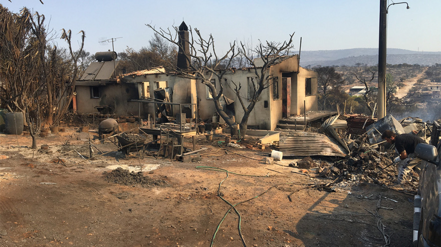 Φωτιά στα Δερβενοχώρια: «Δεν έμεινε τίποτα» - Βίντεο και φωτογραφίες από την καταστροφή σε οικισμό στη Μάνδρα