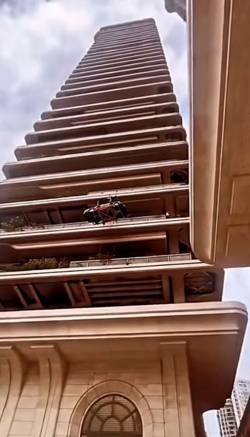 Κινέζος εκατομμυριούχος αγόρασε Rolls-Royce και την ανέβασε στο μπαλκόνι του στον 44ο όροφο - Δείτε βίντεο