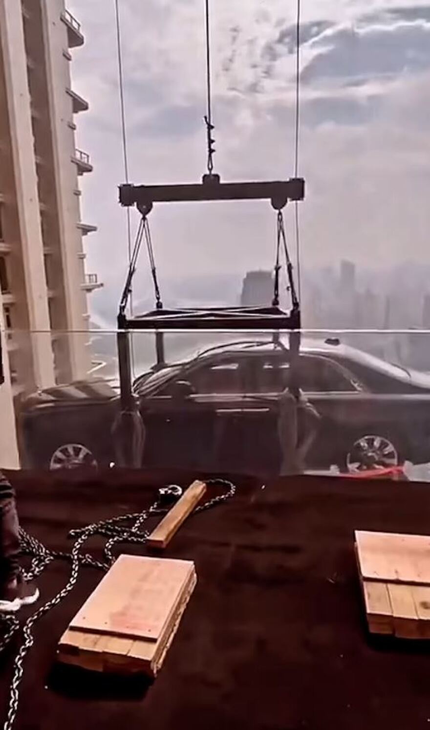 Κινέζος εκατομμυριούχος αγόρασε Rolls-Royce και την ανέβασε στο μπαλκόνι του στον 44ο όροφο - Δείτε βίντεο