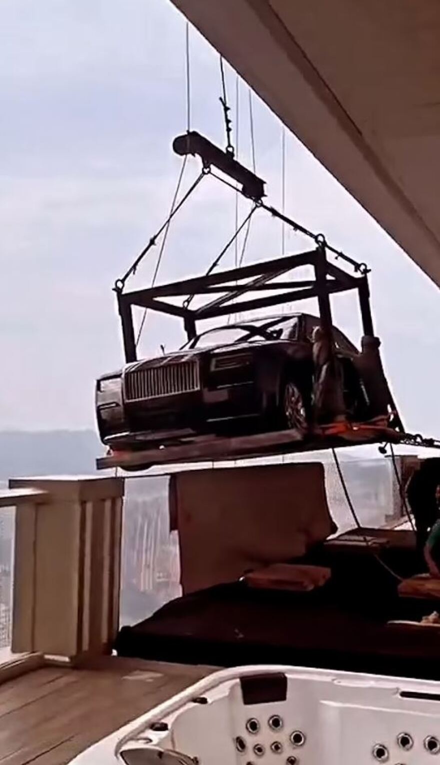 Κινέζος εκατομμυριούχος αγόρασε Rolls-Royce και την ανέβασε στο μπαλκόνι του στον 44ο όροφο - Δείτε βίντεο