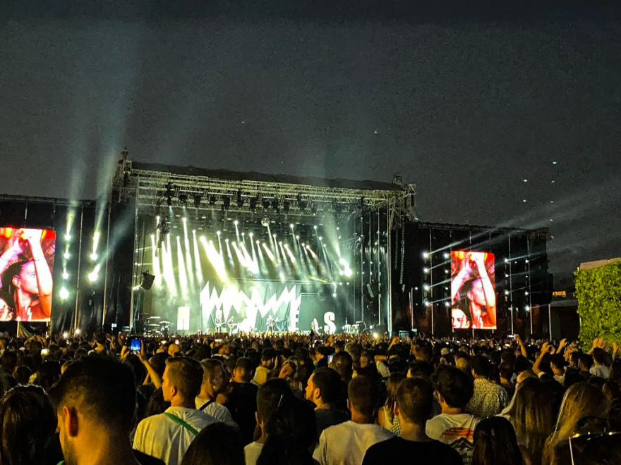 Arctic Monkeys: Ξεσήκωσαν τo κοινό σε μία από τις πιο πολυαναμενόμενες βραδιές του φετινού καλοκαιριού - Βίντεο και φωτογραφίες