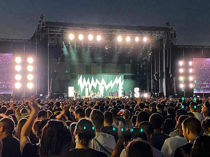 Arctic Monkeys: Ξεσήκωσαν τo κοινό σε μία από τις πιο πολυαναμενόμενες βραδιές του φετινού καλοκαιριού - Βίντεο και φωτογραφίες