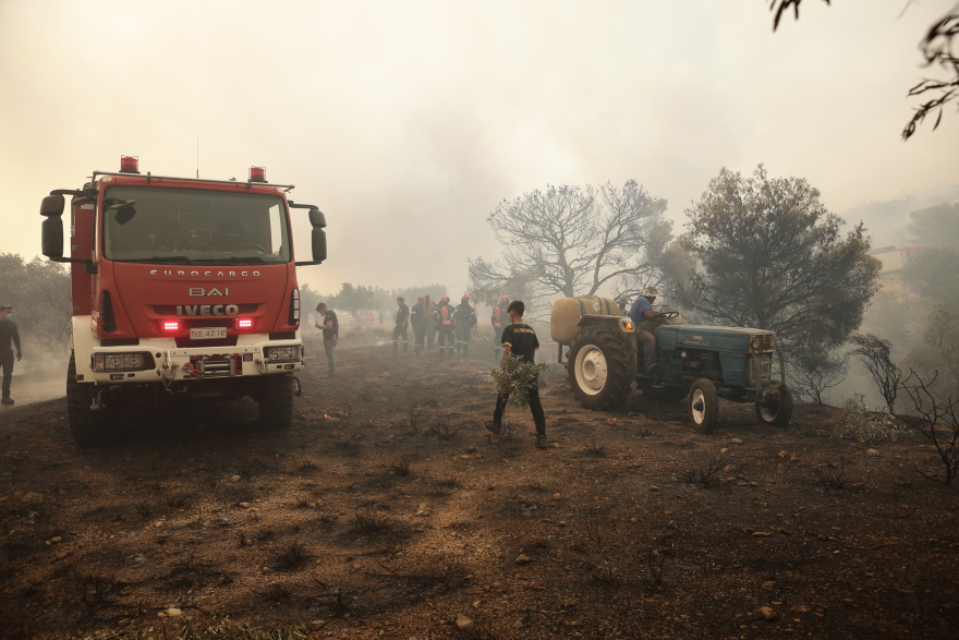 Μάχη με αναζωπυρώσεις και τα «καντηλάκια» στα Δερβενοχώρια - Σε ύφεση οι φωτιές σε Ρόδο και Λουτράκι
