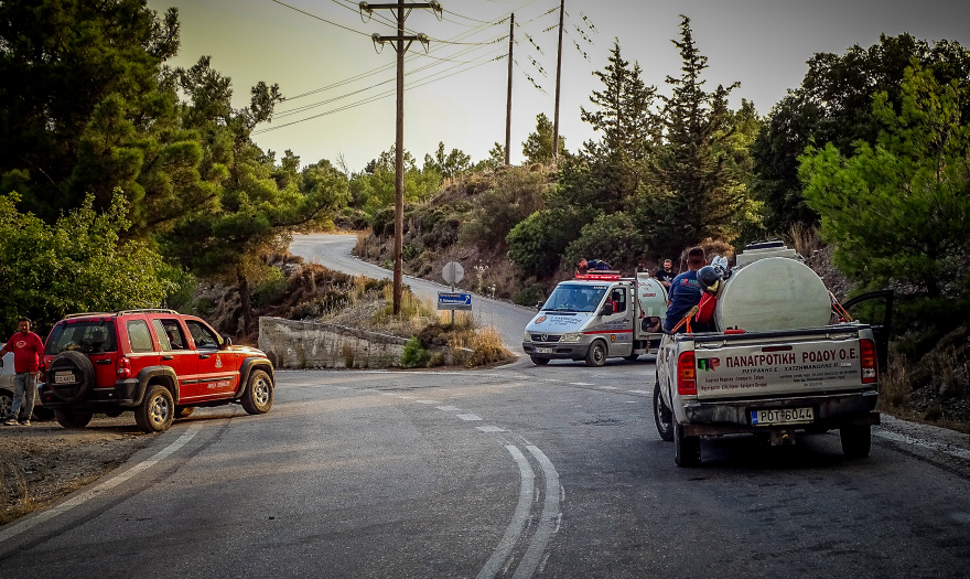 Μάχη με αναζωπυρώσεις και τα «καντηλάκια» στα Δερβενοχώρια - Σε ύφεση οι φωτιές σε Ρόδο και Λουτράκι