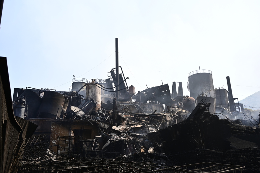 Φωτιές: Aναζωπύρωση στο Καραούλι Μάνδρας