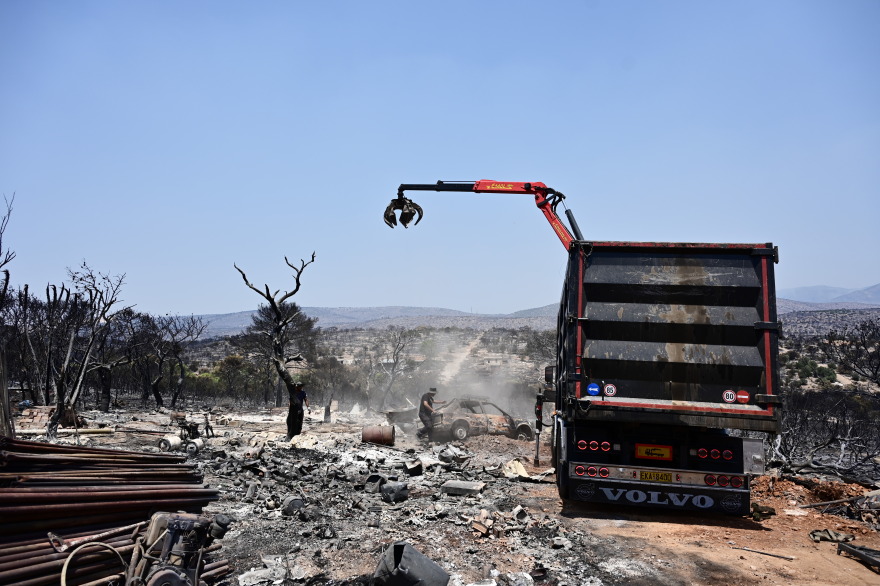 Φωτιές: Aναζωπύρωση στο Καραούλι Μάνδρας