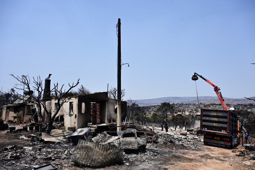 Φωτιές: Aναζωπύρωση στο Καραούλι Μάνδρας