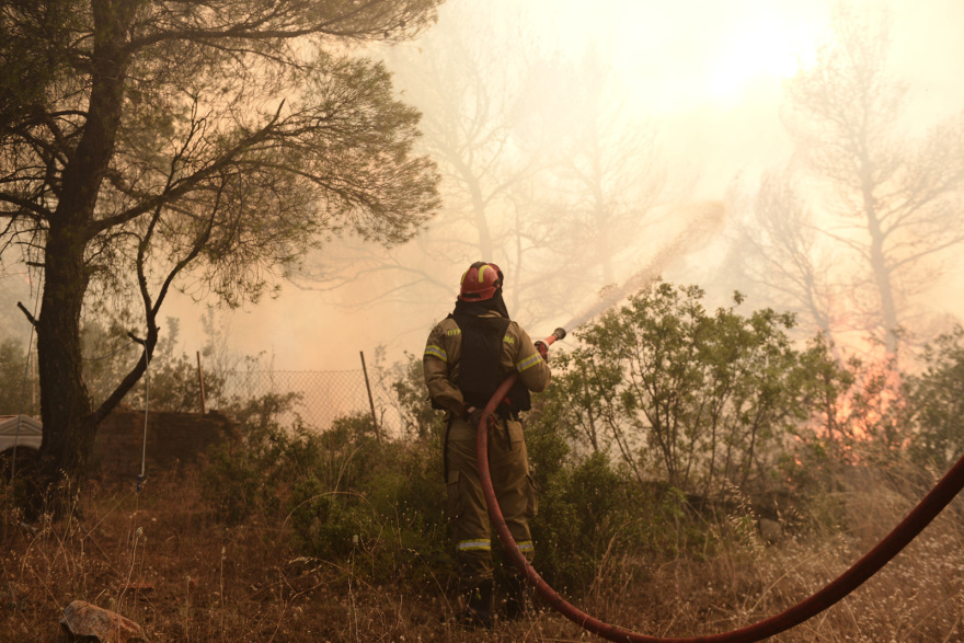 Μάνδρα: Τιτάνιες μάχες από τους πυροσβέστες - Παραμένει επικίνδυνη η κατάσταση