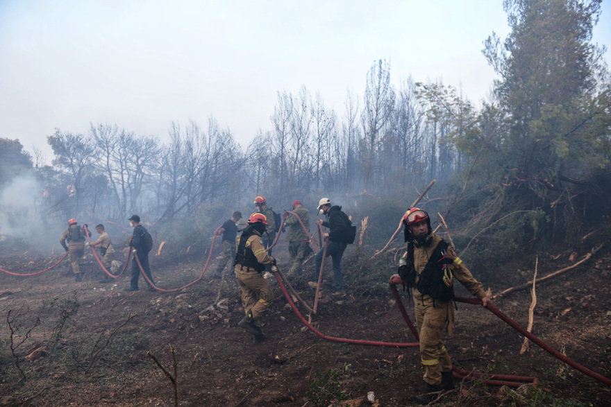 Μάνδρα: Τιτάνιες μάχες από τους πυροσβέστες - Παραμένει επικίνδυνη η κατάσταση