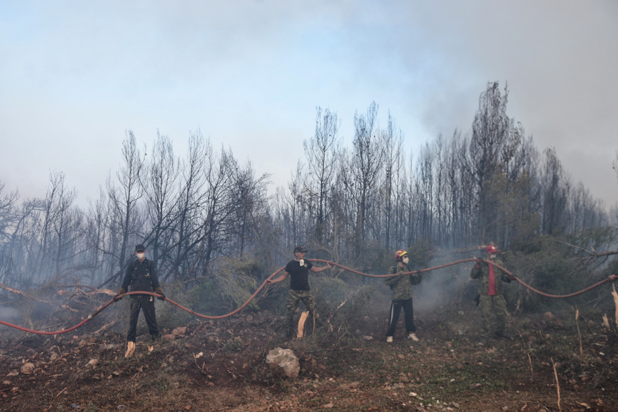 Μάνδρα: Τιτάνιες μάχες από τους πυροσβέστες - Παραμένει επικίνδυνη η κατάσταση