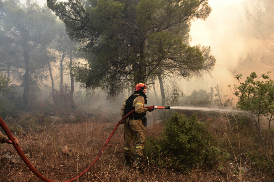 Μάνδρα: Τιτάνιες μάχες από τους πυροσβέστες - Παραμένει επικίνδυνη η κατάσταση