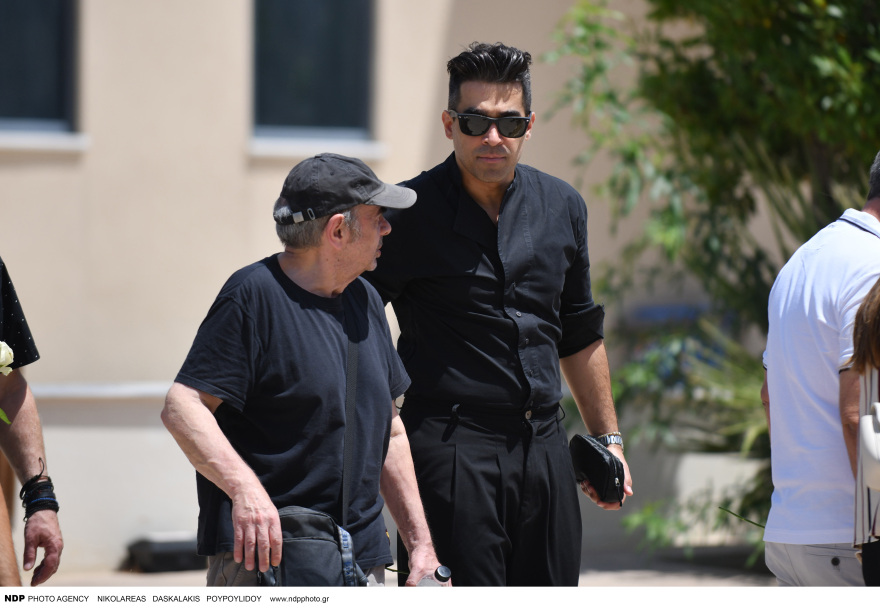 Νότης Σφακιανάκης: Δεν πήγε στην κηδεία του μαέστρου του, Μανώλη Σουβατζή, αλλά έστειλε στεφάνι - Φωτογραφίες