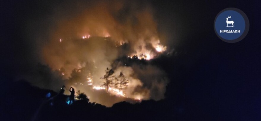 Φωτιά σε δυτική Αττική, Ρόδο και Σπάρτη: Τέταρτη μέρα μάχη με τις φλόγες - Οι αναζωπυρώσεις και τα ενεργά μέτωπα