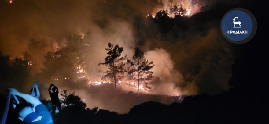 Φωτιά σε δυτική Αττική, Ρόδο και Σπάρτη: Τέταρτη μέρα μάχη με τις φλόγες - Οι αναζωπυρώσεις και τα ενεργά μέτωπα
