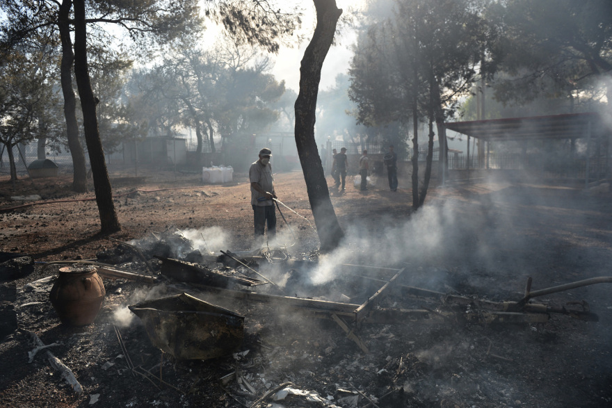 Μάνδρα: Τιτάνιες μάχες από τους πυροσβέστες - Παραμένει επικίνδυνη η κατάσταση