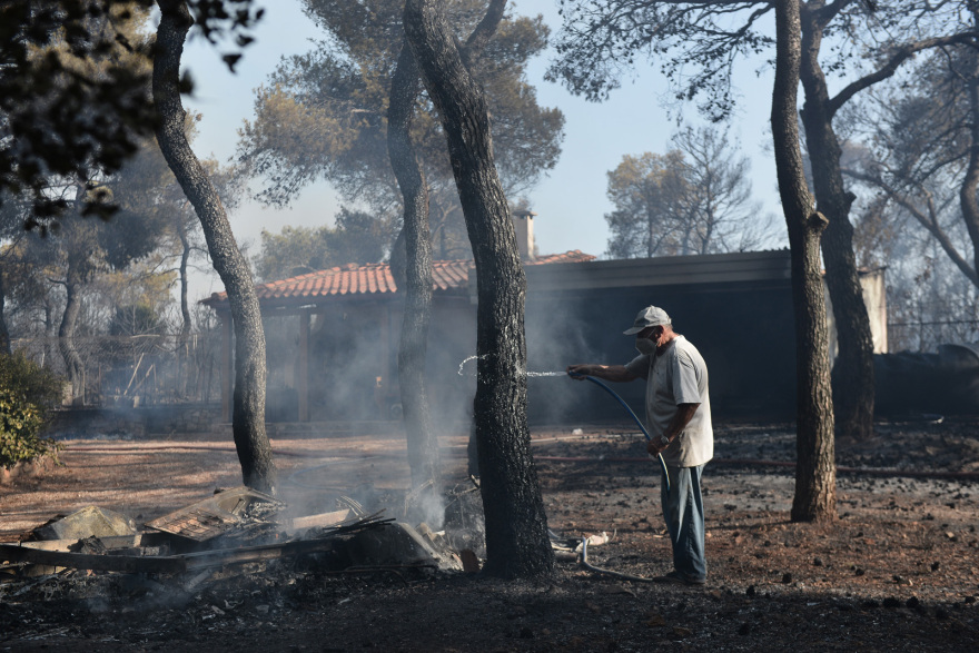 Μάνδρα: Τιτάνιες μάχες από τους πυροσβέστες - Παραμένει επικίνδυνη η κατάσταση