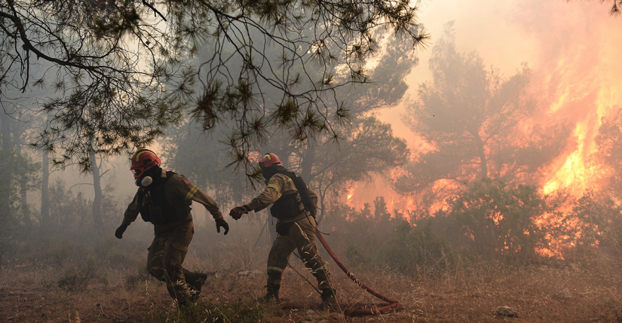 Μάνδρα: Τιτάνιες μάχες από τους πυροσβέστες - Παραμένει επικίνδυνη η κατάσταση