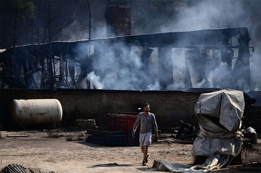 Σε ύφεση τα πύρινα μέτωπα - Εικόνες καταστροφής σε Λουτράκι και Δυτική Αττική
