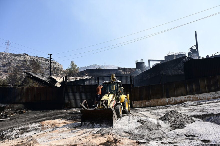 Σε ύφεση τα πύρινα μέτωπα - Εικόνες καταστροφής σε Λουτράκι και Δυτική Αττική
