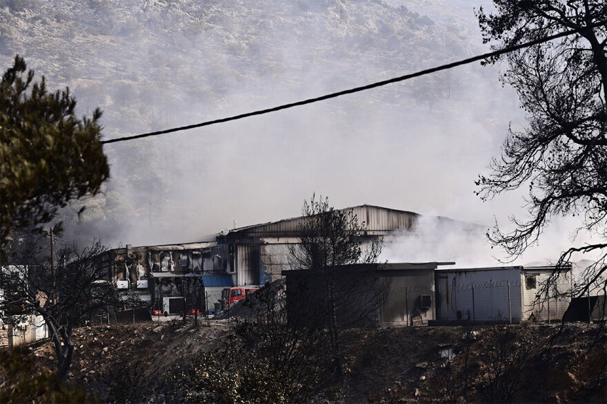 Σε ύφεση τα πύρινα μέτωπα - Εικόνες καταστροφής σε Λουτράκι και Δυτική Αττική