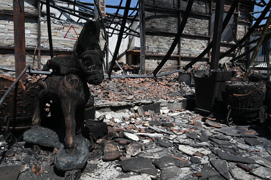 Σε ύφεση τα πύρινα μέτωπα - Εικόνες καταστροφής σε Λουτράκι και Δυτική Αττική