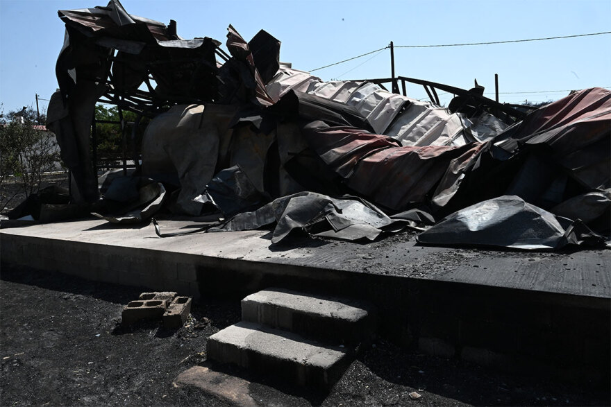 Σε ύφεση τα πύρινα μέτωπα - Εικόνες καταστροφής σε Λουτράκι και Δυτική Αττική