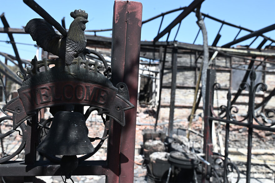 Σε ύφεση τα πύρινα μέτωπα - Εικόνες καταστροφής σε Λουτράκι και Δυτική Αττική