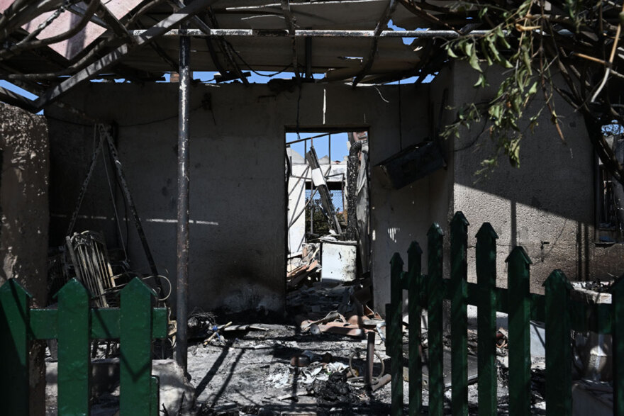 Σε ύφεση τα πύρινα μέτωπα - Εικόνες καταστροφής σε Λουτράκι και Δυτική Αττική