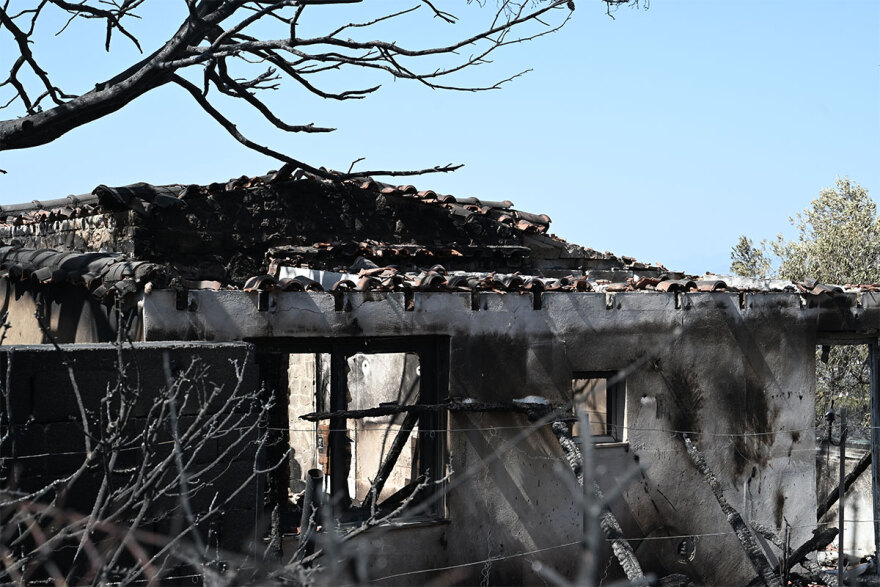 Σε ύφεση τα πύρινα μέτωπα - Εικόνες καταστροφής σε Λουτράκι και Δυτική Αττική