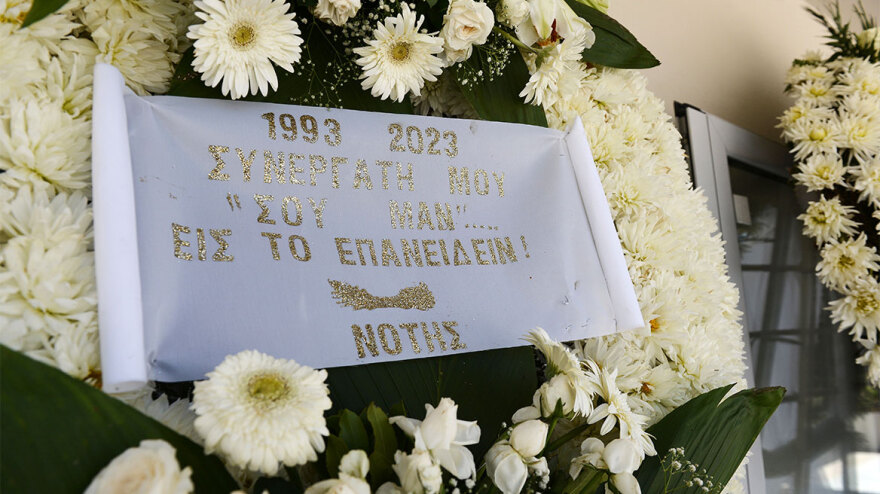 Νότης Σφακιανάκης: Δεν πήγε στην κηδεία του μαέστρου του, Μανώλη Σουβατζή, αλλά έστειλε στεφάνι - Φωτογραφίες