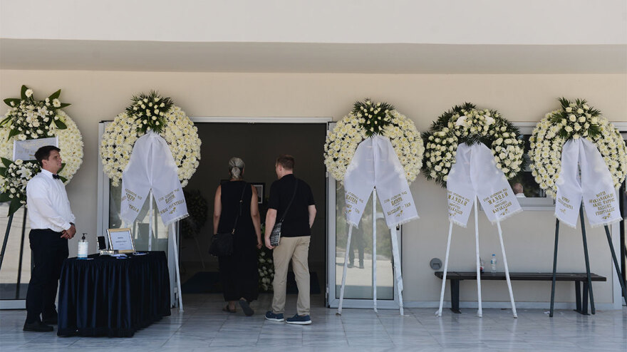 Νότης Σφακιανάκης: Δεν πήγε στην κηδεία του μαέστρου του, Μανώλη Σουβατζή, αλλά έστειλε στεφάνι - Φωτογραφίες