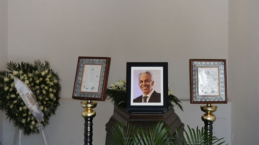 Νότης Σφακιανάκης: Δεν πήγε στην κηδεία του μαέστρου του, Μανώλη Σουβατζή, αλλά έστειλε στεφάνι - Φωτογραφίες