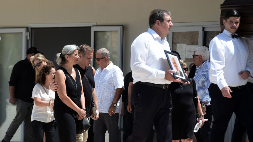 Νότης Σφακιανάκης: Δεν πήγε στην κηδεία του μαέστρου του, Μανώλη Σουβατζή, αλλά έστειλε στεφάνι - Φωτογραφίες