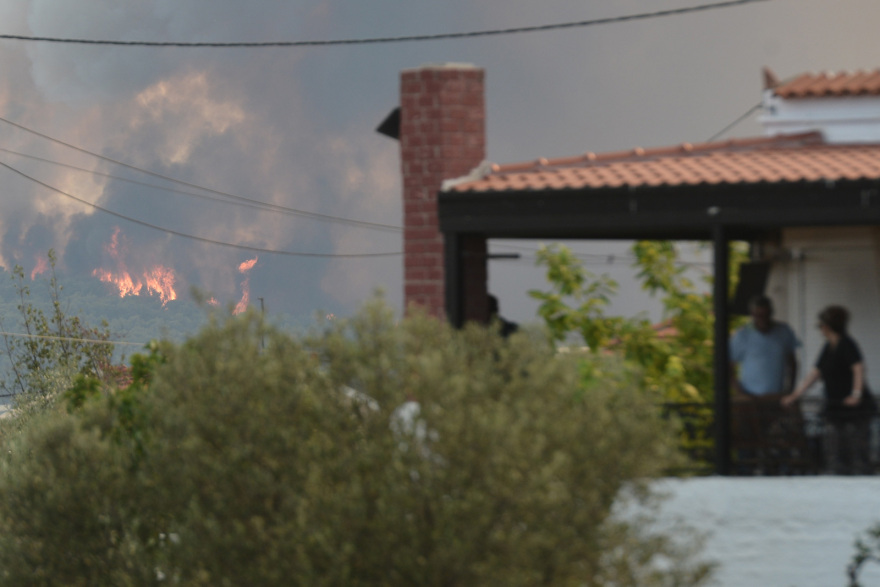 Φωτιές: Μήνυμα 112 για εκκένωση της Οινόης προς Ερυθρές