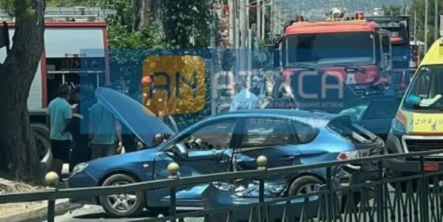 Λεωφόρος Μαραθώνος: Σύγκρουση δύο ΙΧ - Απεγκλωβίστηκε ένας τραυματίας 