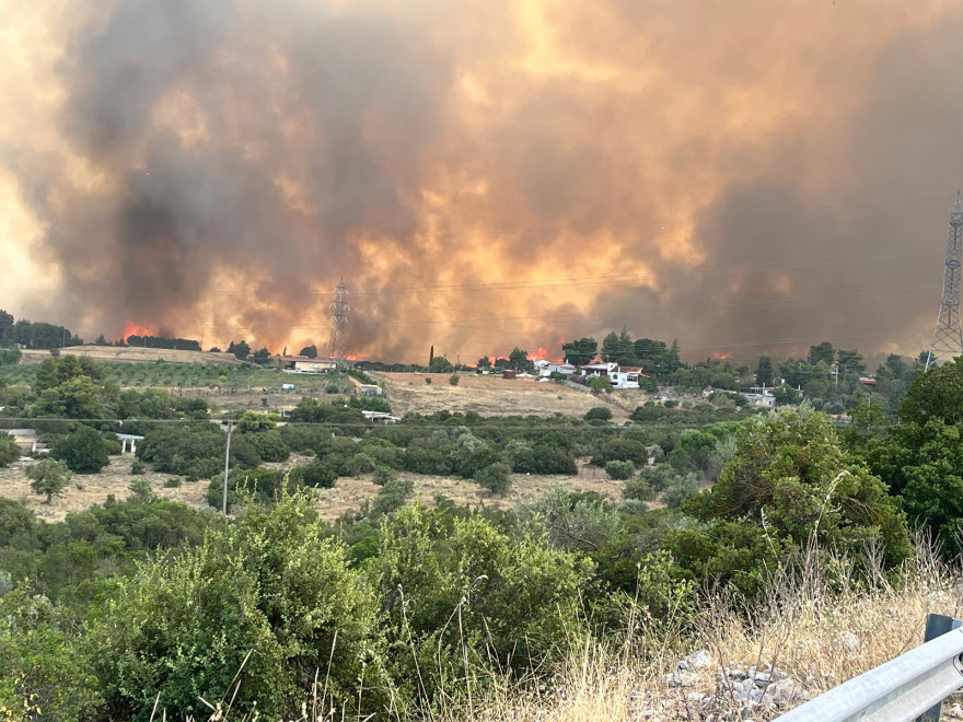 Μάνδρα: Τιτάνιες μάχες από τους πυροσβέστες - Παραμένει επικίνδυνη η κατάσταση