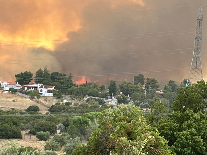 Μάνδρα: Τιτάνιες μάχες από τους πυροσβέστες - Παραμένει επικίνδυνη η κατάσταση