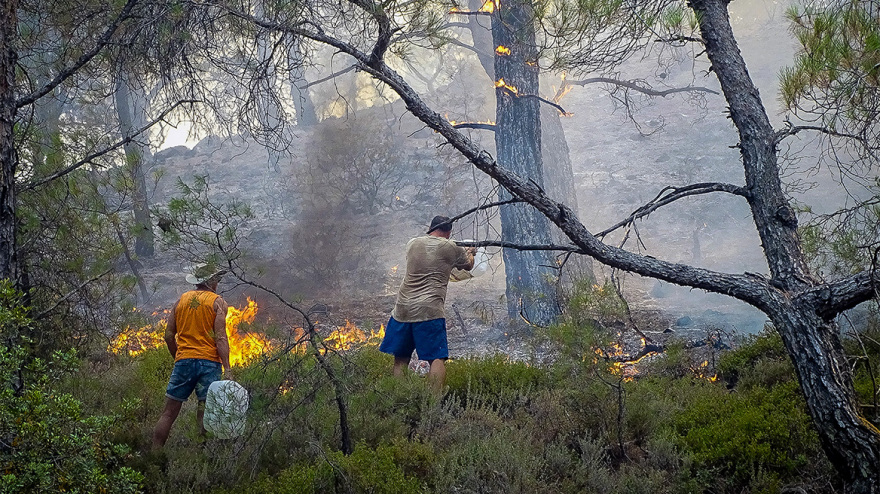 Η μάχη των εθελοντών να σβήσουν τη φωτιά στη Ρόδο με κουβάδες, μπιτόνια και βαρέλια - Δείτε φωτογραφίες