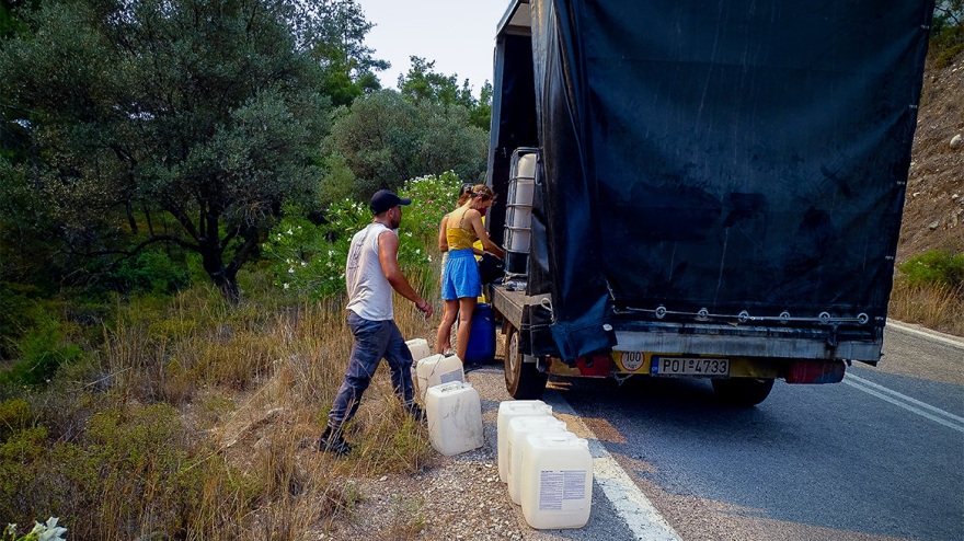 Η μάχη των εθελοντών να σβήσουν τη φωτιά στη Ρόδο με κουβάδες, μπιτόνια και βαρέλια - Δείτε φωτογραφίες