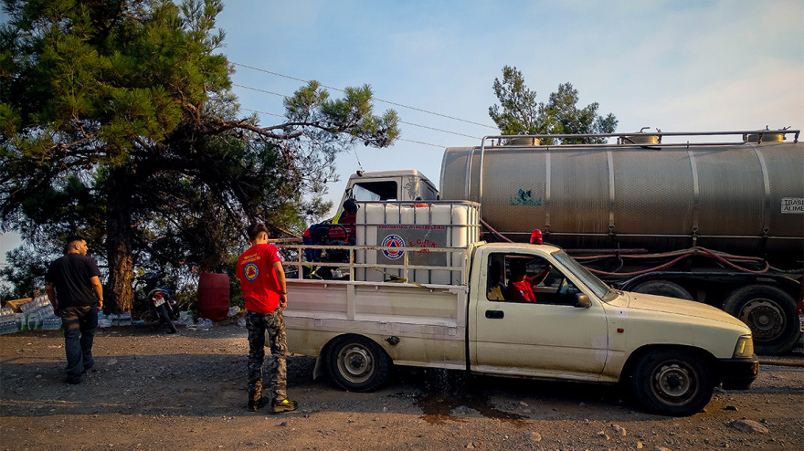 Η μάχη των εθελοντών να σβήσουν τη φωτιά στη Ρόδο με κουβάδες, μπιτόνια και βαρέλια - Δείτε φωτογραφίες