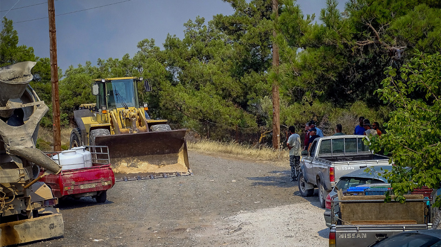 Η μάχη των εθελοντών να σβήσουν τη φωτιά στη Ρόδο με κουβάδες, μπιτόνια και βαρέλια - Δείτε φωτογραφίες
