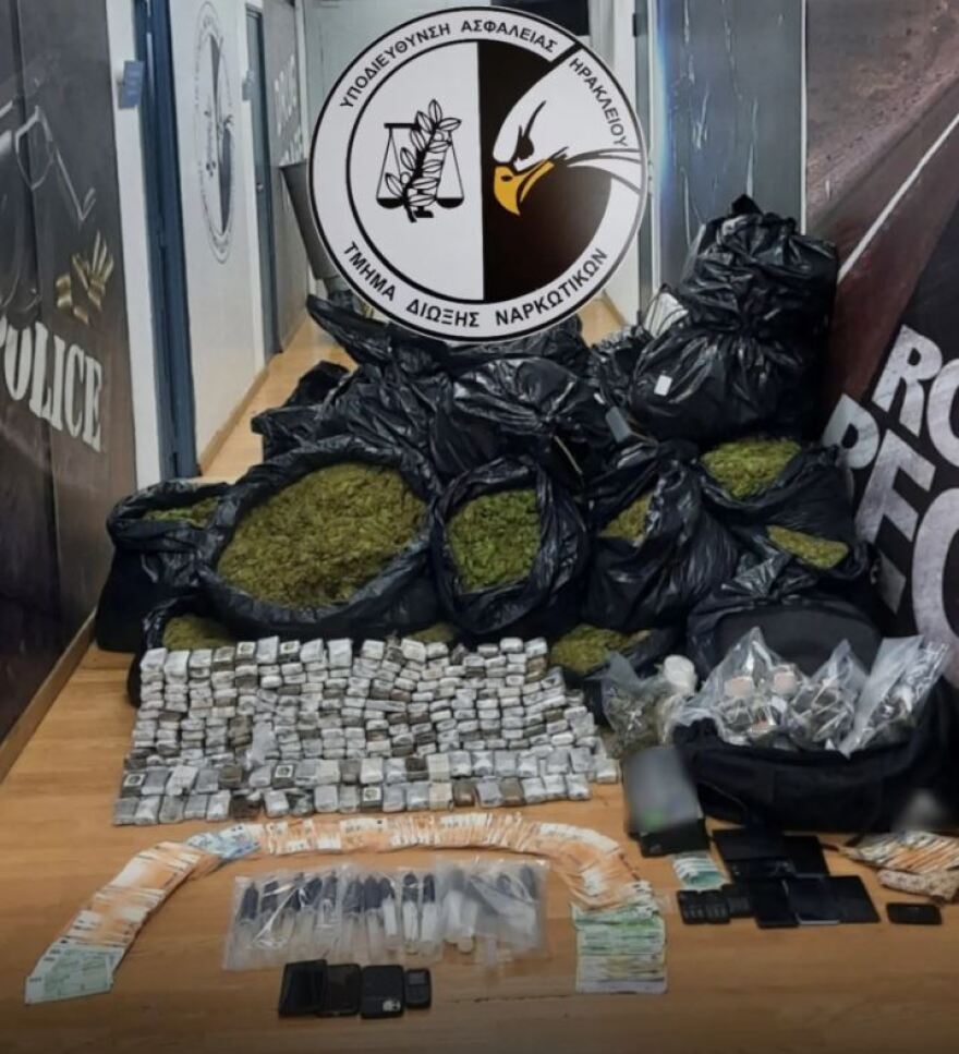 Αττική: Είχαν γεμίσει βίλα με ναρκωτικά, έκαναν έφοδο οι αστυνομικοί - Δείτε βίντεο και φωτογραφίες
