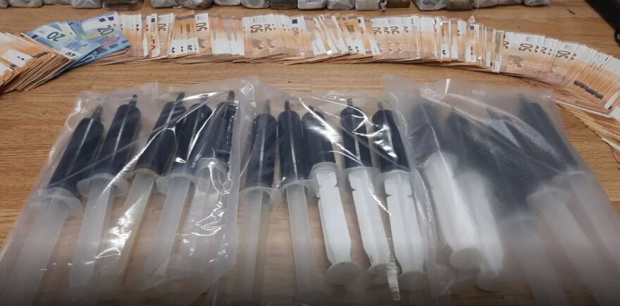 Αττική: Είχαν γεμίσει βίλα με ναρκωτικά, έκαναν έφοδο οι αστυνομικοί - Δείτε βίντεο και φωτογραφίες