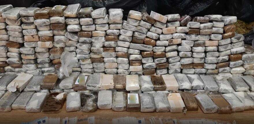 Αττική: Είχαν γεμίσει βίλα με ναρκωτικά, έκαναν έφοδο οι αστυνομικοί - Δείτε βίντεο και φωτογραφίες