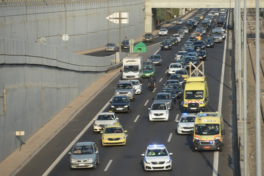 Μεγάλη καραμπόλα στην Αττική οδό - Σύγκρουση πέντε οχημάτων στο ύψος της Κηφισίας στο ρεύμα προς Ελευσίνα